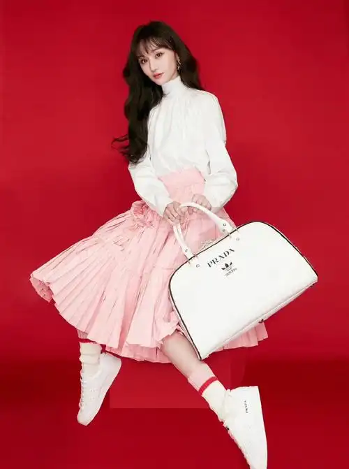 郑爽穿1万6的裙子高贵仙气,站金属装饰品前,美似"太阳女神"