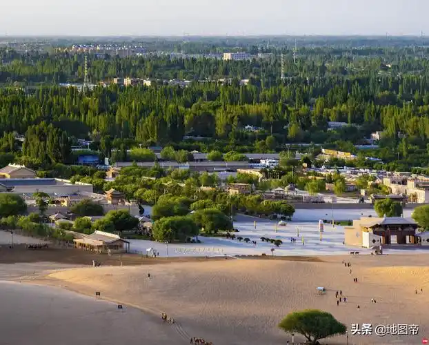 【转帖】航拍敦煌月牙泉,沙不填泉的沙漠奇观,被誉为沙漠第一泉