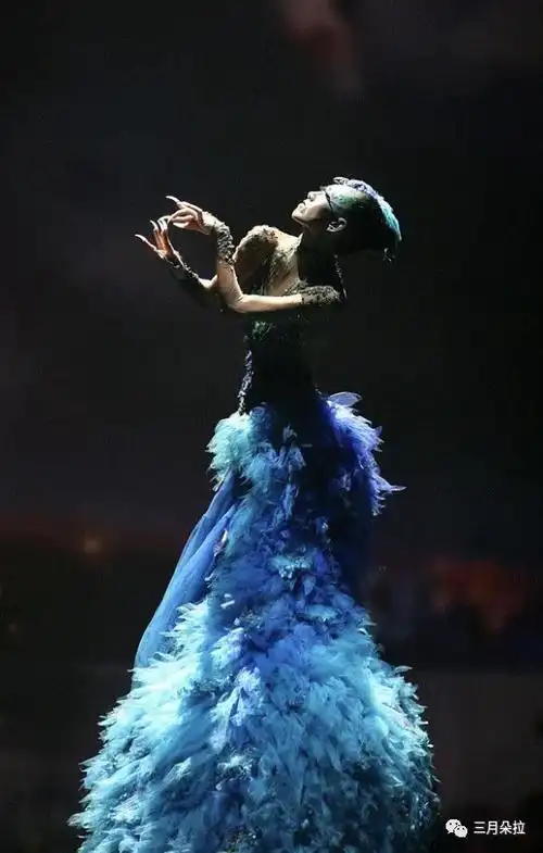 是杨丽萍最新编排的舞剧《孔雀》中,有一段舞蹈的男舞者的服装造型"