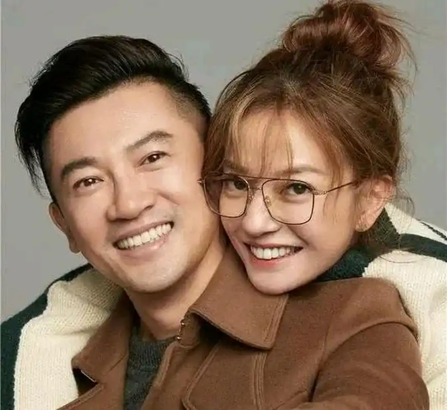 赵薇和苏有朋时隔多年以后,他们参加一个活动,一起走出来,站定,苏有朋