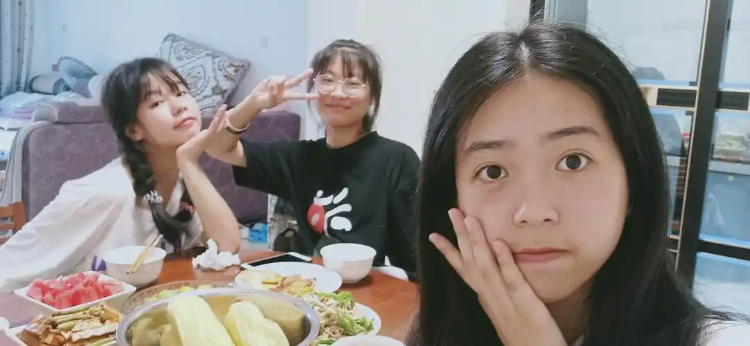 和小姐妹一起吃饭饭