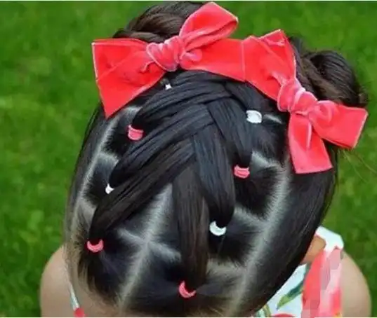 小辫子式的头发,再把后面的头发给简单地盘了起来,这样的可爱双丸子头