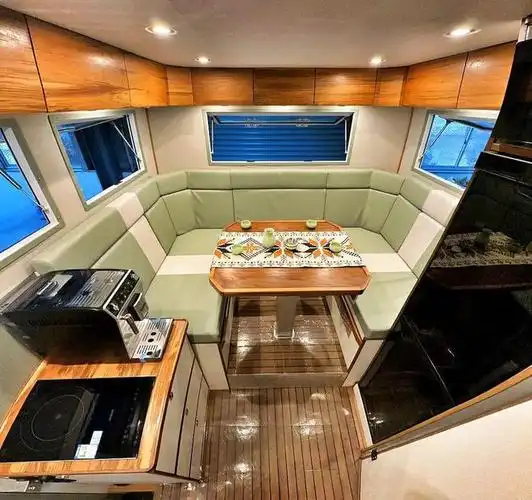 采用硬顶结构与专业越野房车铝骨蒙皮设计,车厢坚实稳固,保温隔热隔音