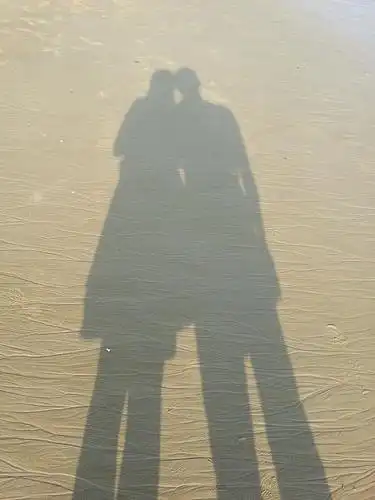 背影  作品描述: 一对恋人旅游来到鼓浪屿相依相偎在一起的背影