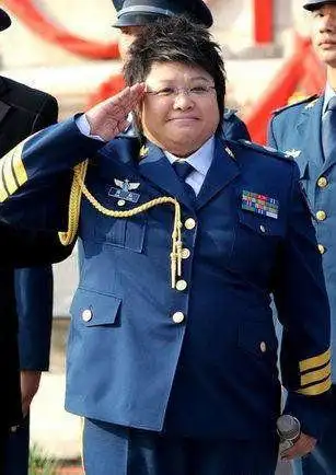 韩红穿军装敬礼