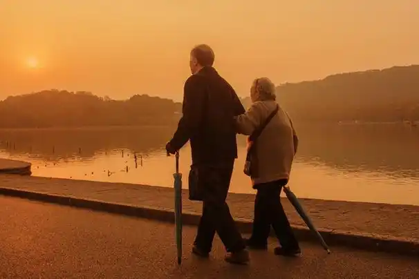 西湖畔的永恒的牵手