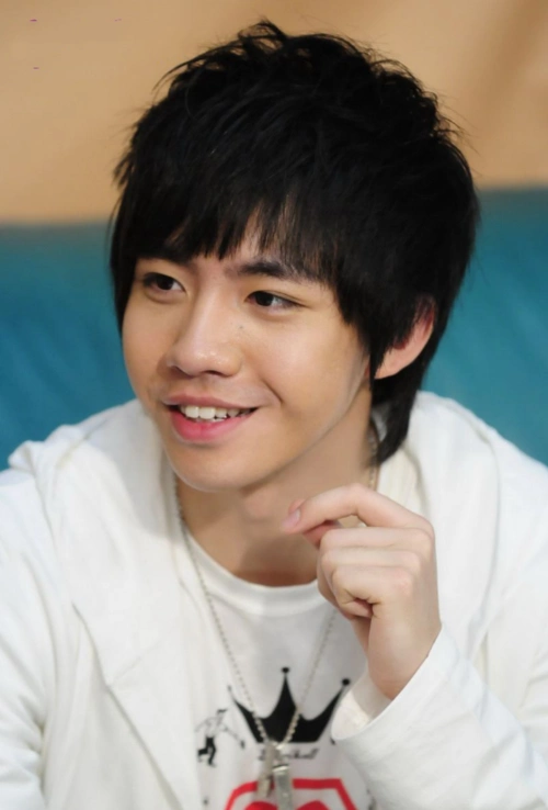 原创32岁俞灏明整容成功归来,颜值超越端木磊时期,还以为是韩国欧巴