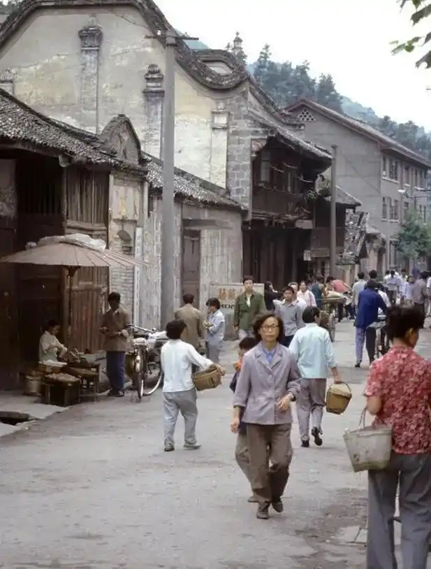 老照片:1984年的都江堰,看看那时的灌城水色半城山