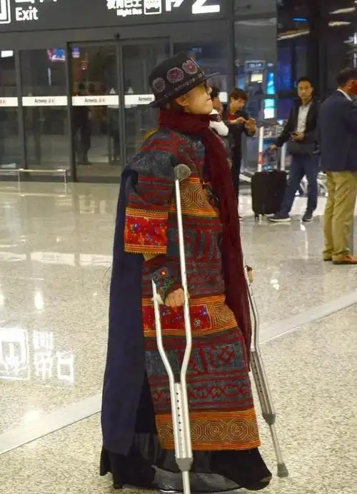 杨丽萍排练时腿部骨折,拄着双拐仍能走出女王风范