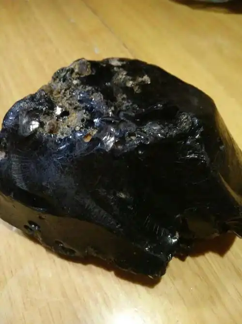 我在河滩捡了一块黑色的石头,谁认识是什么?