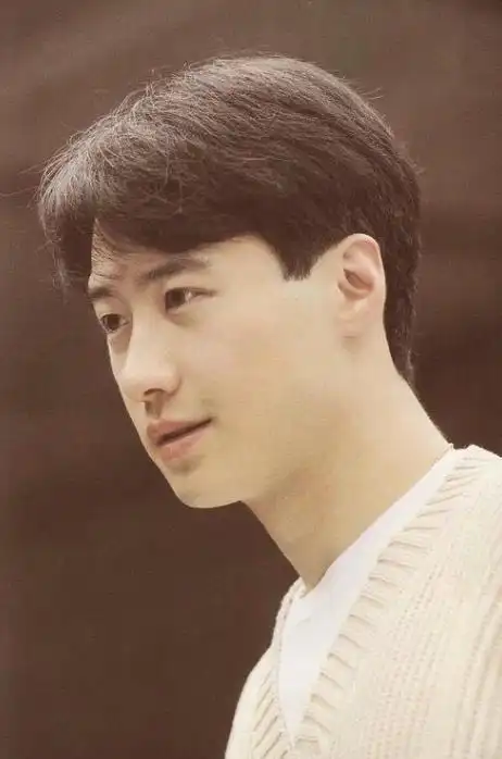 黎明曾经是四大天王之一,留着中分发型,潇洒的外表和一双明亮的大眼睛