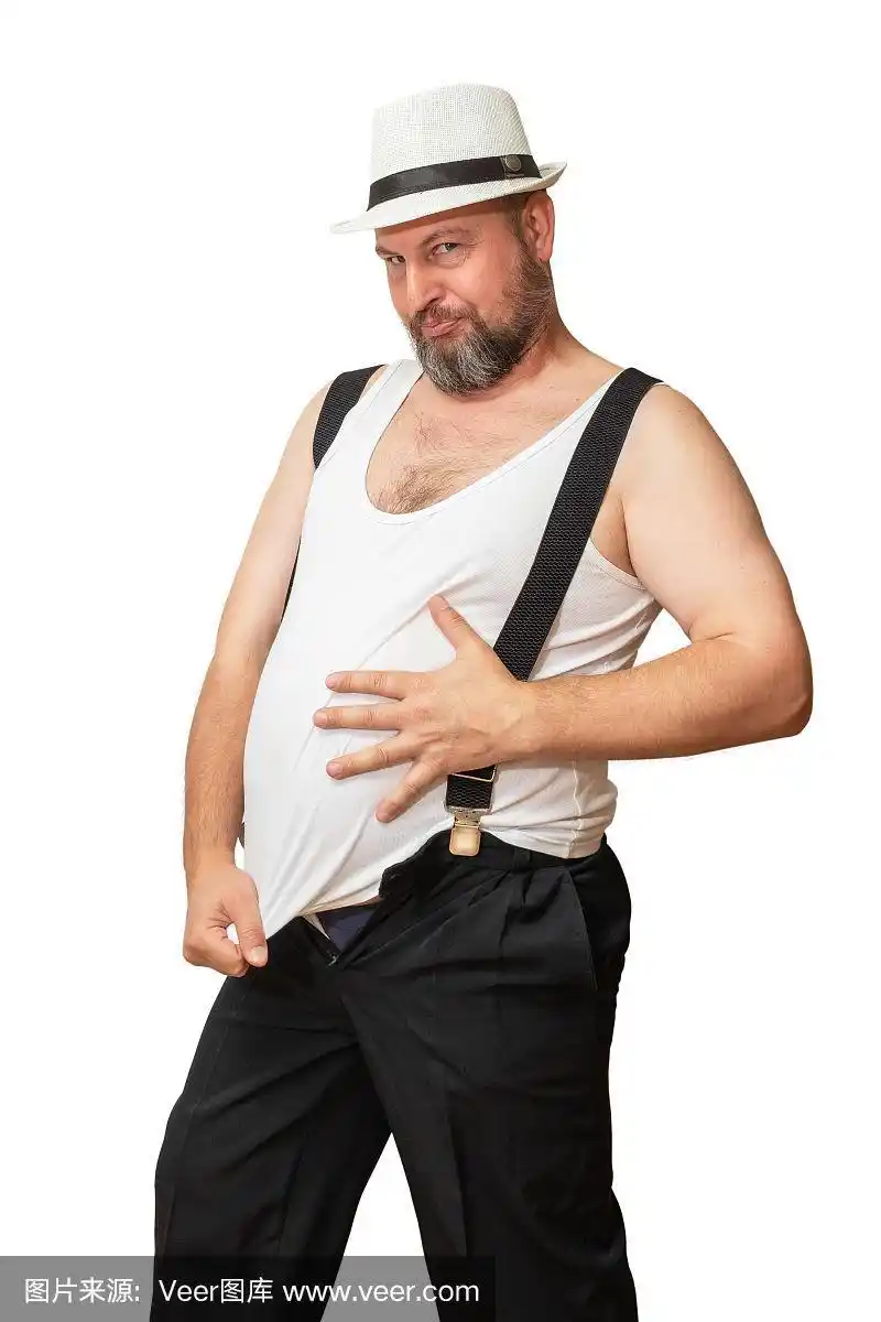 一个大肚子的男人用手来显示他的尺寸.