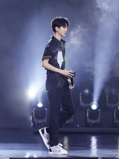 王俊凯的身材比例绝了