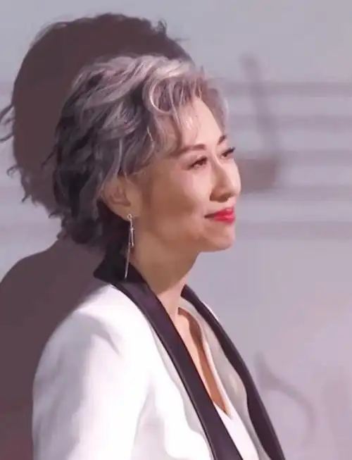 62岁叶倩文的老年状态,满头白发,气质干净更显优雅