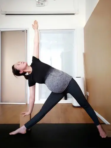 43岁蒋勤勤怀二胎做瑜伽,挺巨肚劈叉倒立