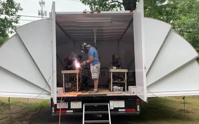 不可思议的变形货车,车厢两侧可自由伸展折叠.实用又方便!