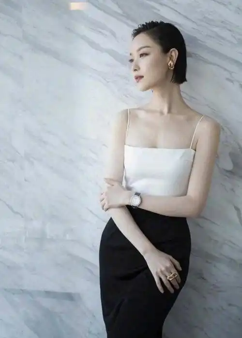 倪妮又开始放大招穿黑白吊带裙秀括号臀120长腿堪比超模