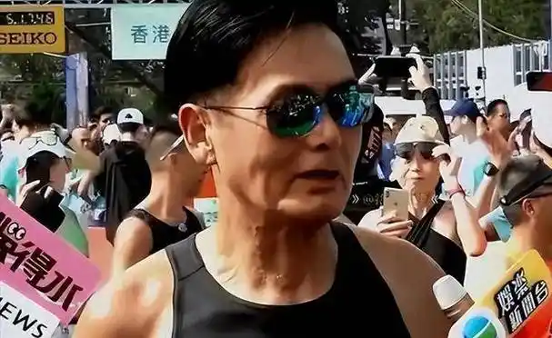 68岁周润发近照看着心酸,手臂皮包骨全是疙瘩,晚年患糖尿病_陈玉莲