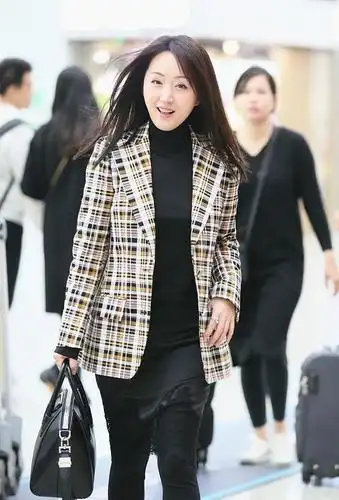 杨钰莹长得太嫩了,奔五的年纪肤色白皙娇嫩,穿西装也是小孩子样