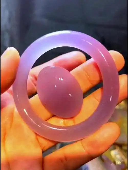 这样的粉紫玛瑙手镯你们喜欢吗?评论区留下你们的圈口!