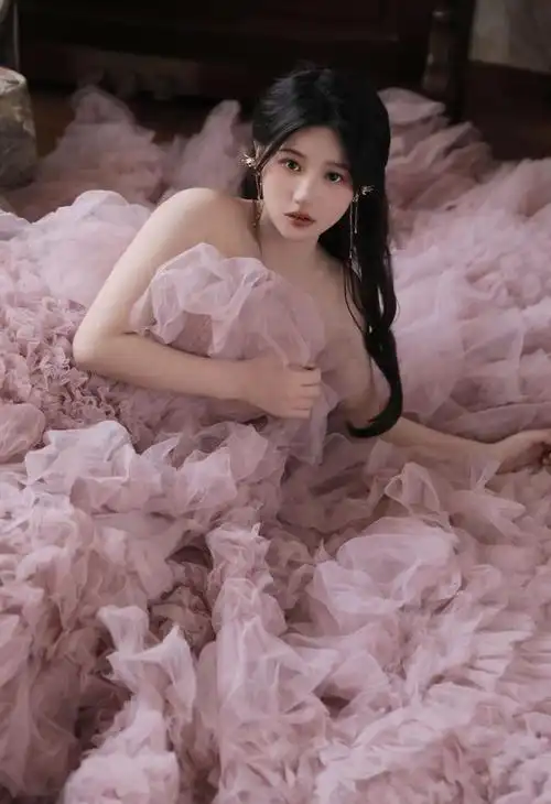 美女写真:甜美少女粉色海浪裙唯美艺术照,宛若童话"海的女儿"