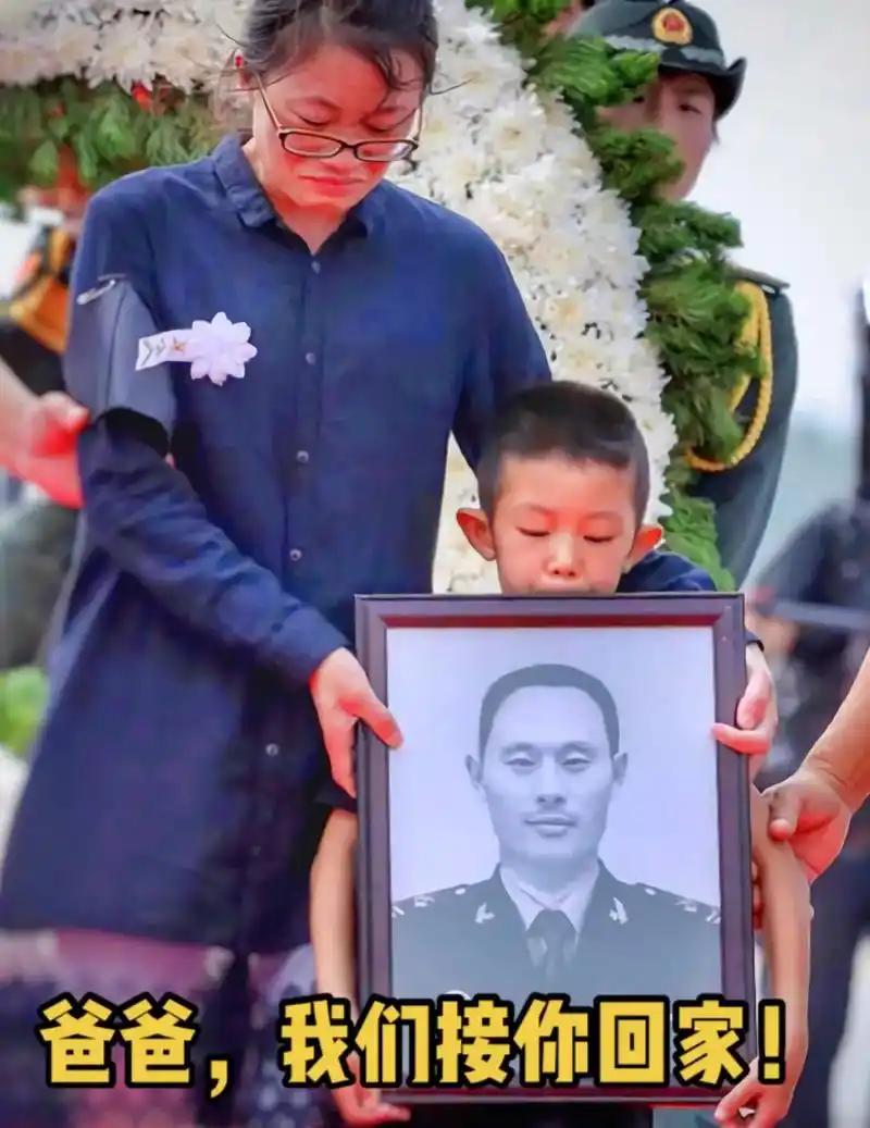 5岁儿子手里捧着照片接爸爸回家,杨树朋在维和任务中,遭遇袭击 - 抖音