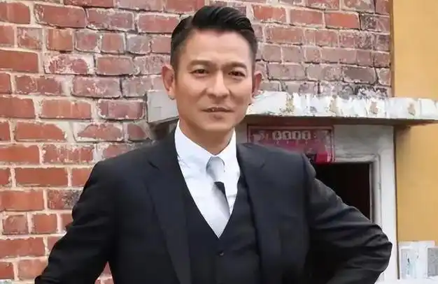 刘德华经常留偏分的发型,可以看得到这个发型的存在感很低,就只注意到