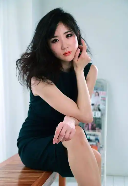 身穿黑色连衣裙的模特,慵懒的表情展现出妩媚的女人味_写真_脸蛋_细节