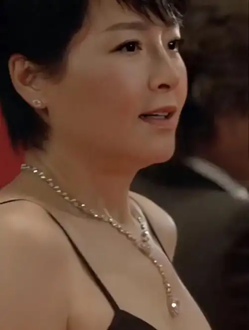 恬妞,大姐大年轻时的气场有几个港星能顶得住呢?