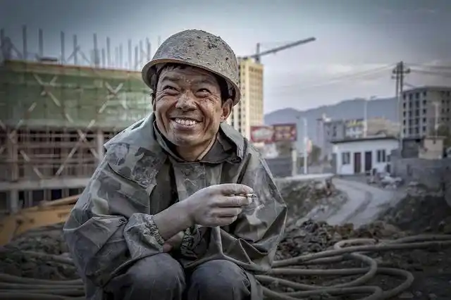 越来越多的农民工离开工地,遭遇用工荒,只因建筑行业太"冷"