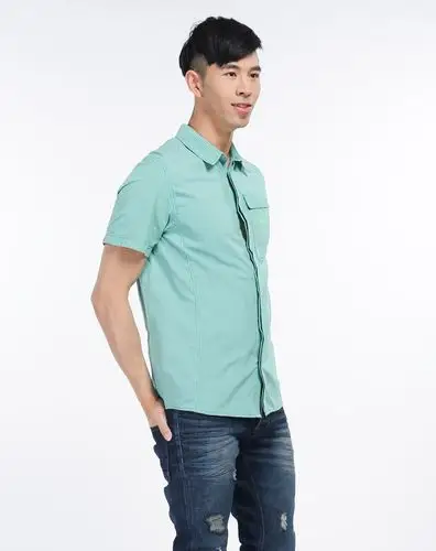 男子青色短袖衬衫