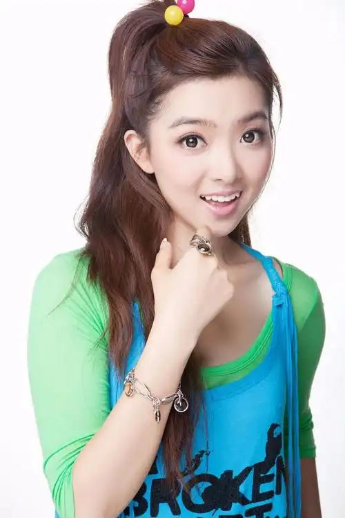 央视记者美女主持王京京