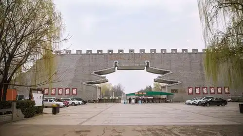 洛阳隋唐城植物园位于新旧城区的中部核心地区,洛河南岸的隋唐城遗址