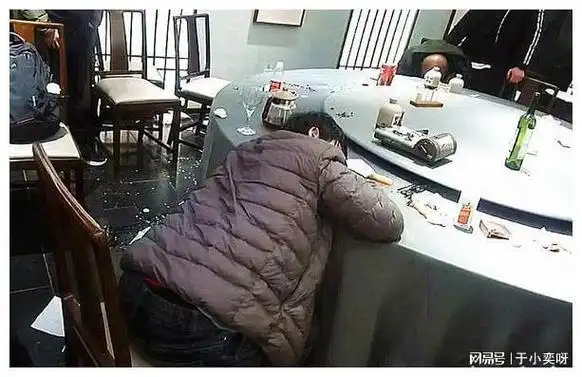 年末聚餐贪杯醉得不省人事民警及时送他回家