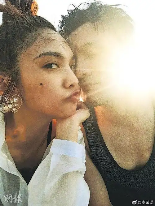 上传戴巨钻牵手甜蜜照李荣浩向杨丞琳求婚成功