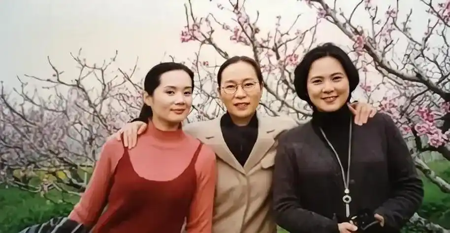 演员吴冕:嫁初恋丈夫,恩爱42年生一子,幸福美满