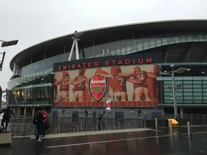 我们可以看到,海布里球场旧址位于地铁站东南部,酋长球场位于球场西