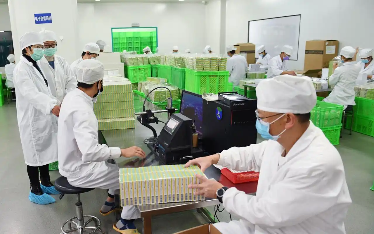 云南昆明:制药企业加紧生产保市场需求