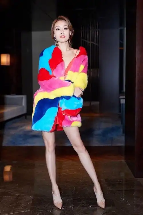 容祖儿为艳压twins,不穿裤子,过膝靴拉到大腿根,网友:好心机_网易订阅