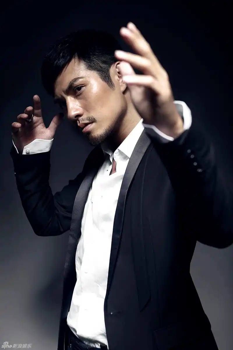 高清组图:严宽颠覆优雅俊美形象 变身健硕硬汉_高清图集_新浪网