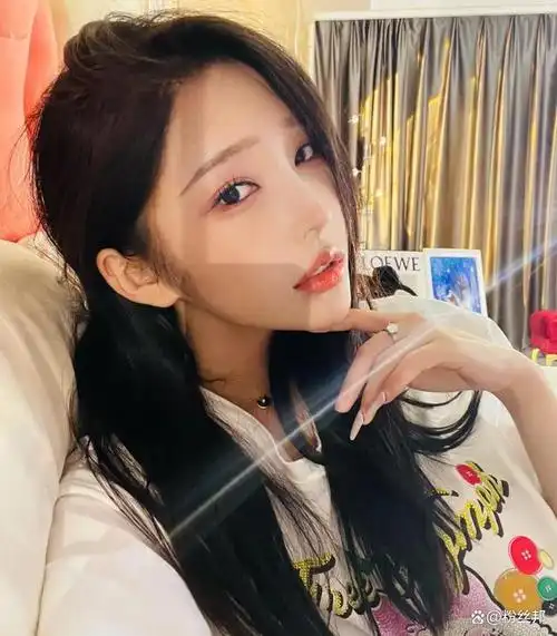 斗鱼女主播小小酥有颜值有身材,也受到了不少斗鱼粉丝的喜爱,只是这位