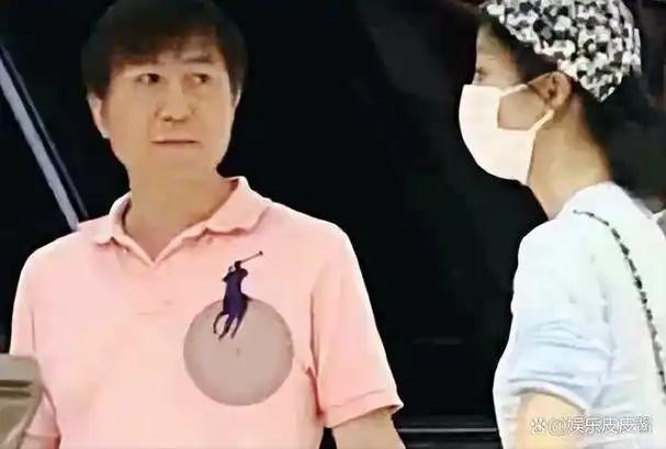 韩雪与大18岁老公聚餐,男方59岁显老态,网友:不像夫妻像父女