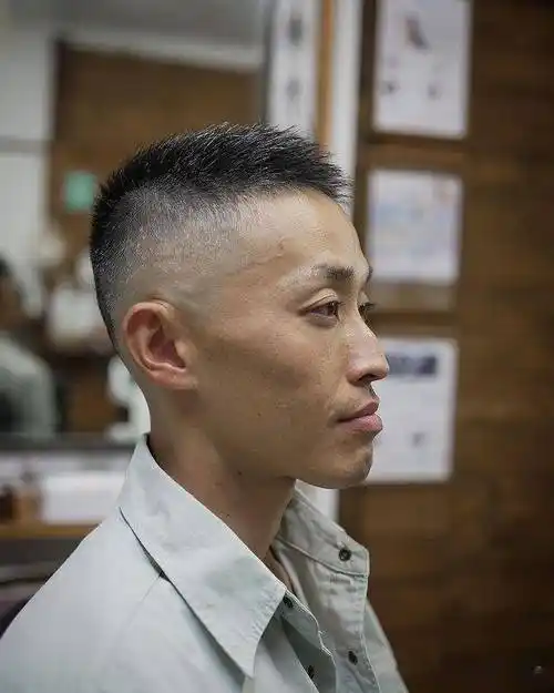 男发别乱剪,最帅还是两侧铲短,就连白发大叔剪完也很有型_发型_寸头