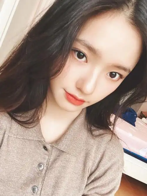 24岁林允晒最新自拍茶色上衣蓬松头发美出少女感