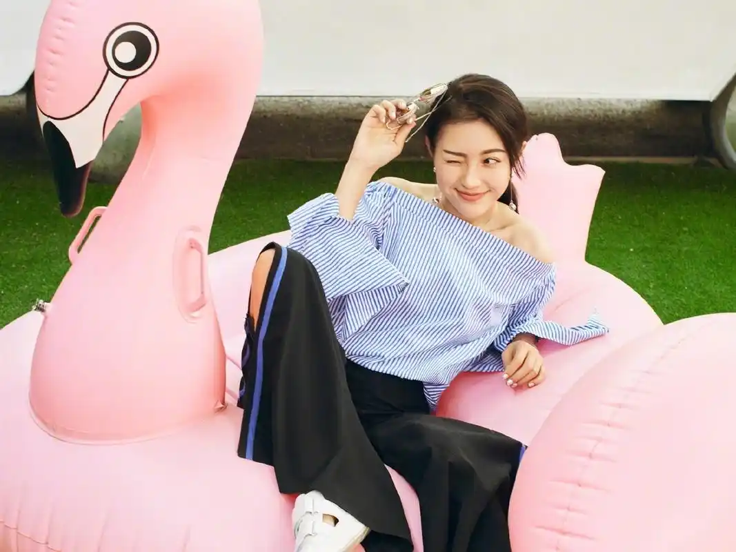 性感辣妈包文婧时尚写真