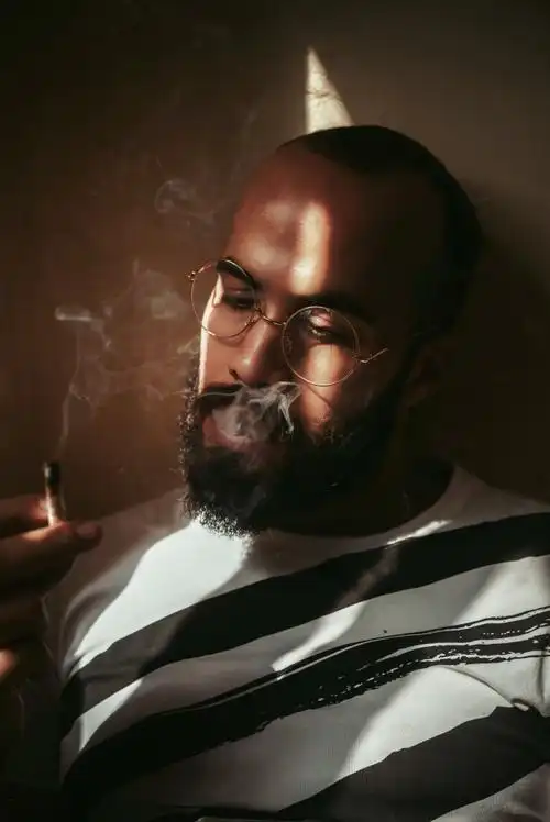 吞云吐雾抽烟帅哥图片