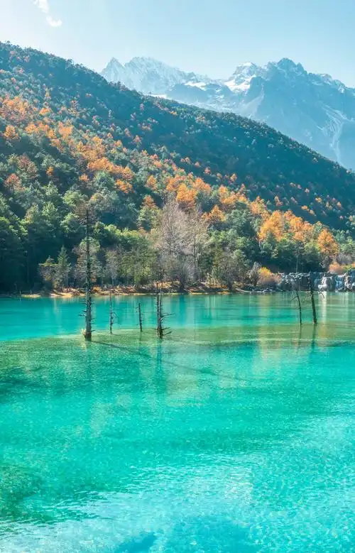 云南丽江玉龙雪山蓝月谷秋天秋色自然风光