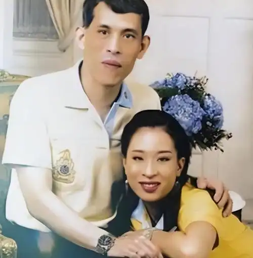 泰国王室10月海报,泰王颂妃帕公主三人同上镜,母女俩却是黑白照
