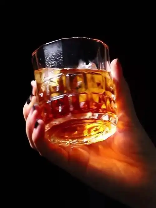 特色纹理想要拥有一个好的喝酒口感体验就得选一个好的酒杯它能让你