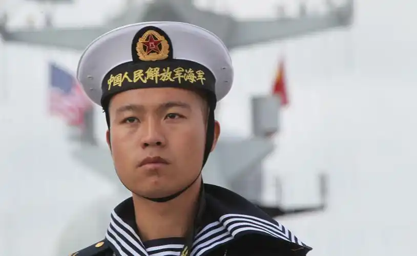 停靠在圣迭戈港的中国护卫舰上的海军士兵